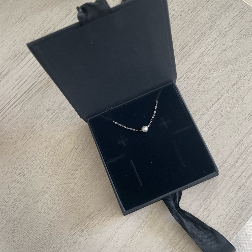NWOT Dainty pearl necklace